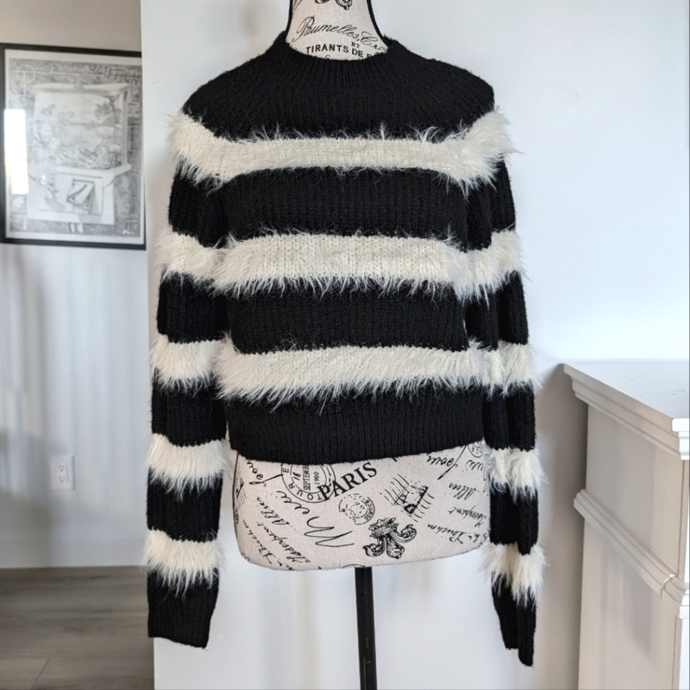 HAPPILY GREY | Women's Blk/White Fuzzy Striped Long Sleeved Crop Sweater